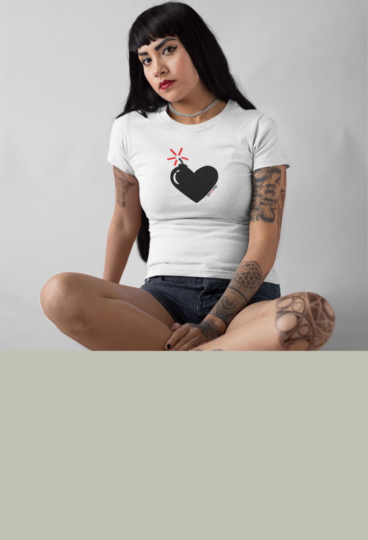 JOANA MARTINS - São Paulo - Eu comprei a camiseta Eu Amo Eu - estampa Love Bomb e amei meu produto.  Veja a Coleção Faça Amor. Não faça Guerra - Armas Não! Vista esta camisa - Qualidade Reserva.INK - visite nossa loja.euamoeu.com.br - Camiseta Feminina - Camiseta Masculina - Love Bomb - T-Shirt -DEPO
