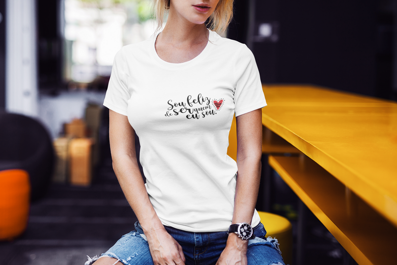CAMISETA SOU FELIZ DE SER QUEM EU SOU