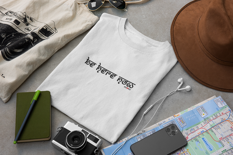 CAMISETA BE HERE NOW