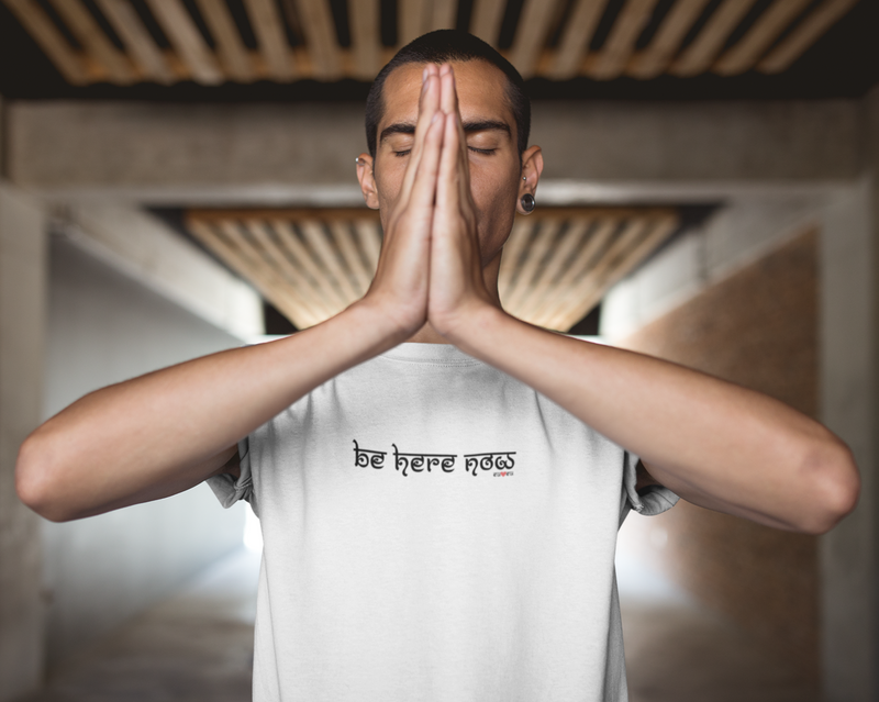 CAMISETA BE HERE NOW