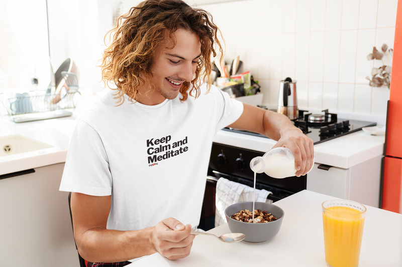 CAMISETA KEEP CALM AND MEDITATE 1
