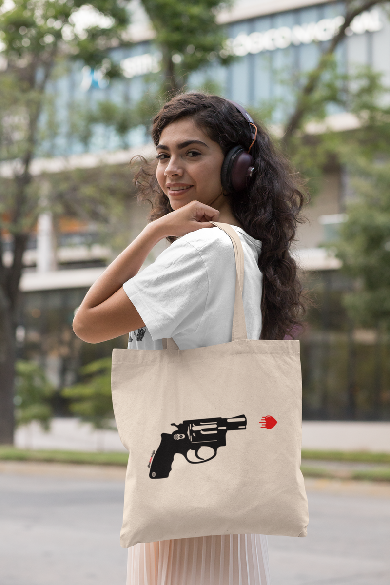 ECOBAG LOVE SHOT - Categoria BOLSAS ECOBAG - Bolsa retornável - Ecológica - Coleções Eu Amo Eu Loja  - @euamoeu.loja - Estampa Exclusiva Eu Amo Eu - Design By Vaz (foto moça com ecobag eu amo eu)