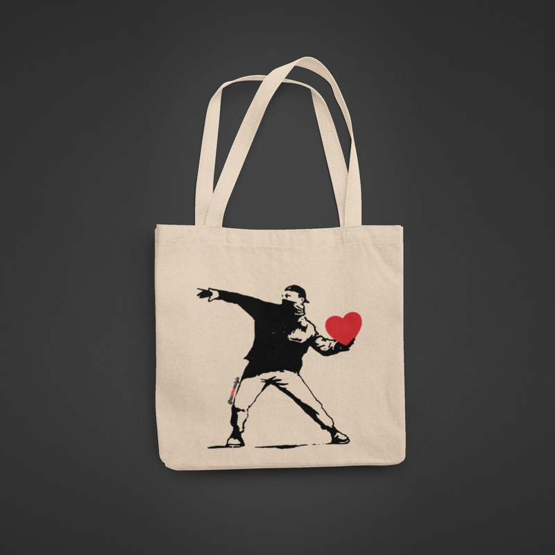 ECOBAG THE HEART SHOOTER - Categoria BOLSAS ECOBAG - Bolsa retornável - Ecológica - Coleções Eu Amo Eu Loja  - Coleção Faça Amor. Não Faça Guerra. @euamoeu.loja - Estampa Exclusiva Eu Amo Eu - Design By Vaz (foto de capa ecobag Eu Amo Eu )